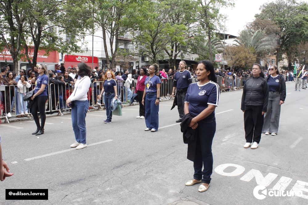 Escolas, entidades e forças de segurança no desfile de 7 de Setembro em Lavras