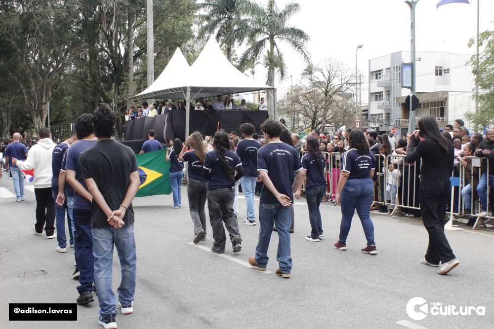 Escolas, entidades e forças de segurança no desfile de 7 de Setembro em Lavras