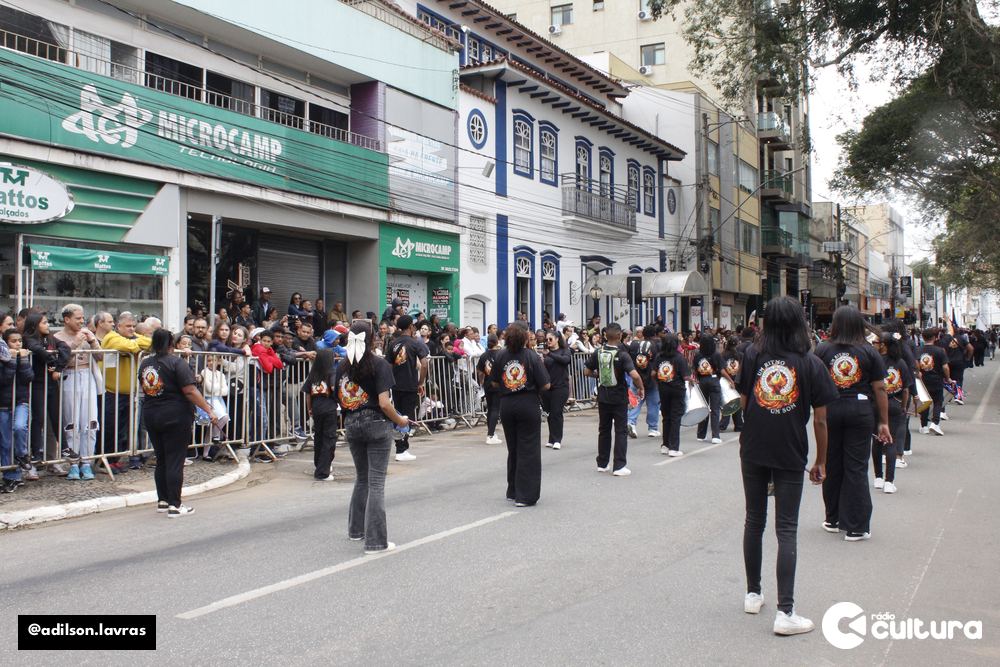 Escolas, entidades e forças de segurança no desfile de 7 de Setembro em Lavras