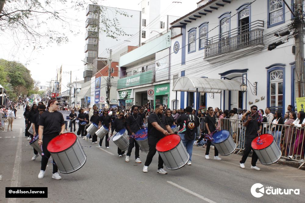 Escolas, entidades e forças de segurança no desfile de 7 de Setembro em Lavras
