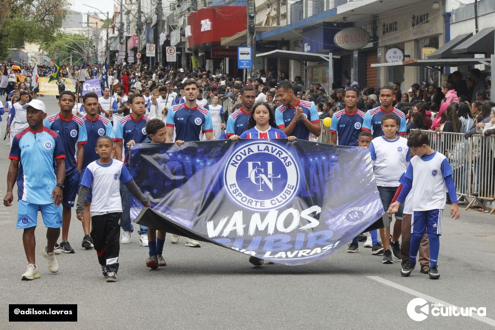 O Nova Lavras Esporte Clube desfila atrás da faixa 'Vamos subir', com elenco e categorias de base