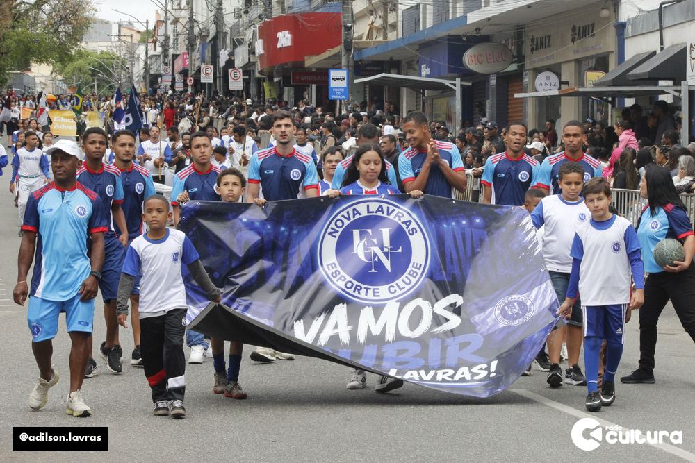 Escolas, entidades e forças de segurança no desfile de 7 de Setembro em Lavras