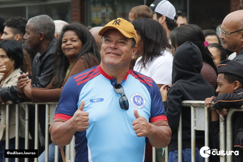 Cebolinha, técnico do Nova Lavras, no desfile de 7 de Setembro