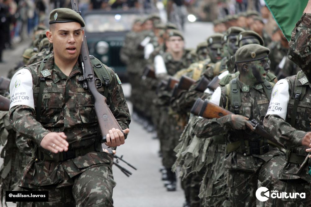 Escolas, entidades e forças de segurança no desfile de 7 de Setembro em Lavras