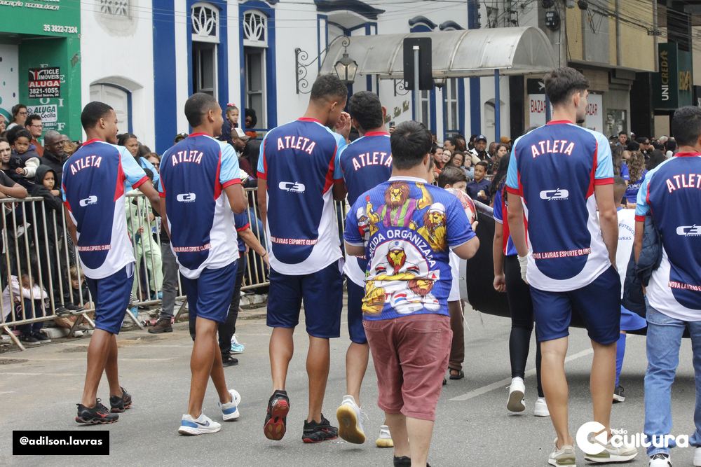 Escolas, entidades e forças de segurança no desfile de 7 de Setembro em Lavras
