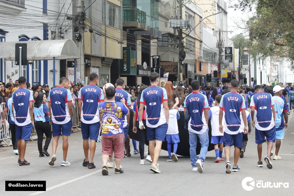 Escolas, entidades e forças de segurança no desfile de 7 de Setembro em Lavras