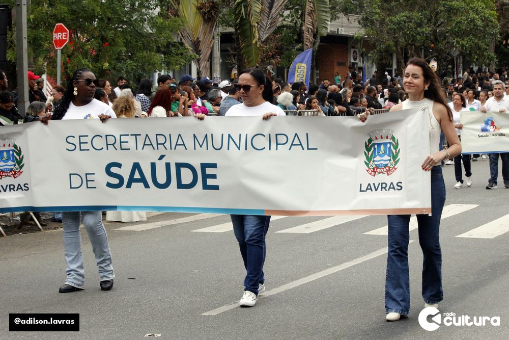 Escolas, entidades e forças de segurança no desfile de 7 de Setembro em Lavras
