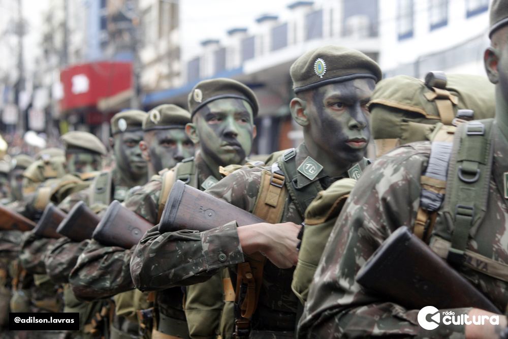Escolas, entidades e forças de segurança no desfile de 7 de Setembro em Lavras
