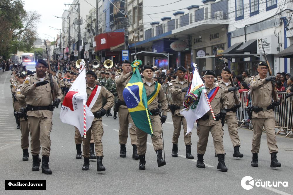 Escolas, entidades e forças de segurança no desfile de 7 de Setembro em Lavras