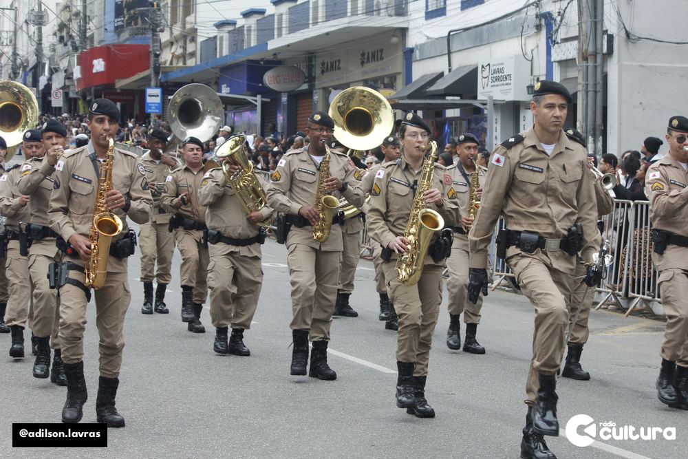 Escolas, entidades e forças de segurança no desfile de 7 de Setembro em Lavras