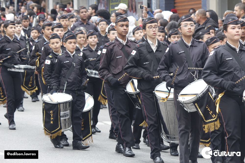 Escolas, entidades e forças de segurança no desfile de 7 de Setembro em Lavras