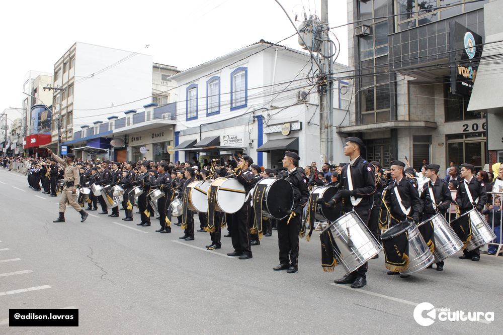 Escolas, entidades e forças de segurança no desfile de 7 de Setembro em Lavras