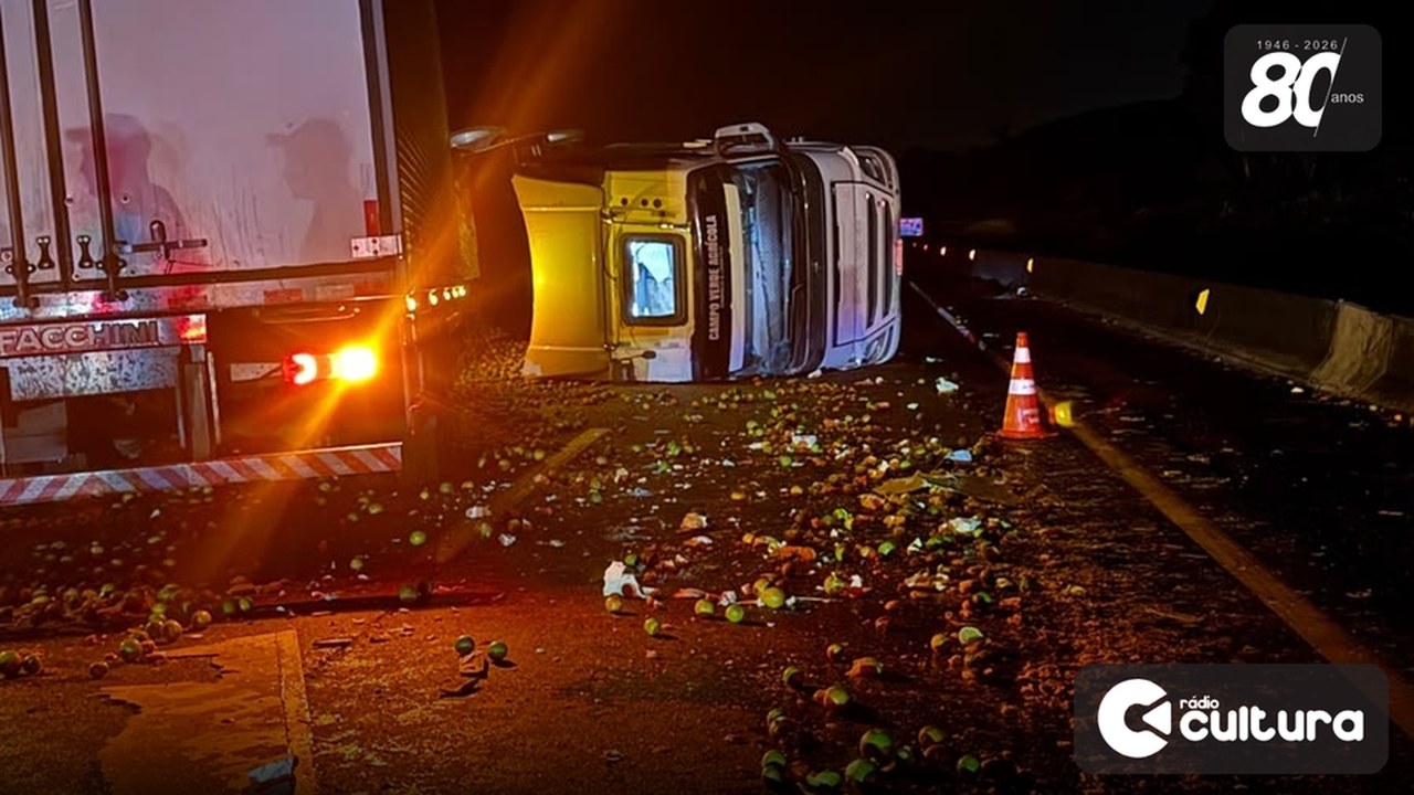 Acidente entre dois caminhões e carreta de laranja fecha a BR-381 em Careaçu