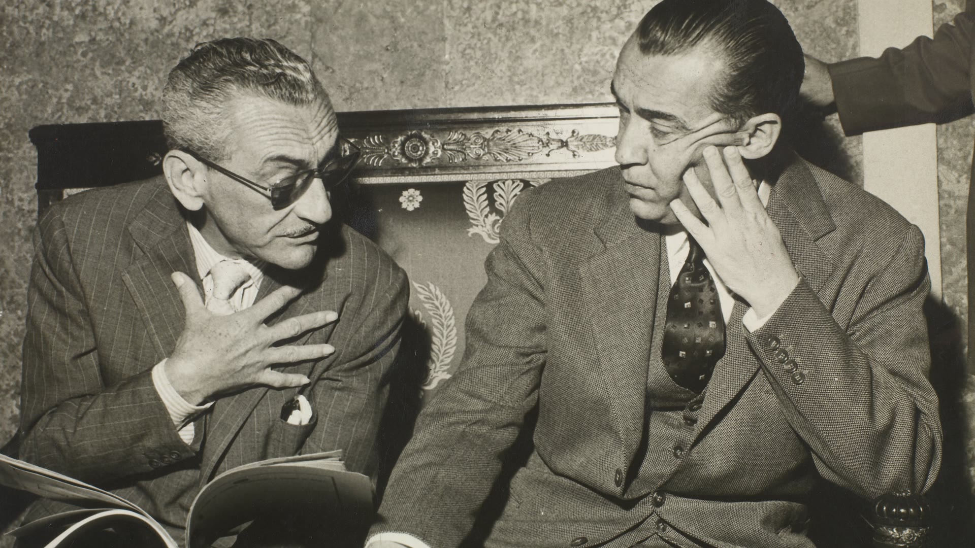 Ary Barroso, de Ubá, conversa com Juscelino Kubitschek, de Diamantina, então presidente da República, em 1957. Dois mineiros · Foto: Autor desconhecido/Arquivo Nacional, Fundo Correio da Manhã (domínio público)
