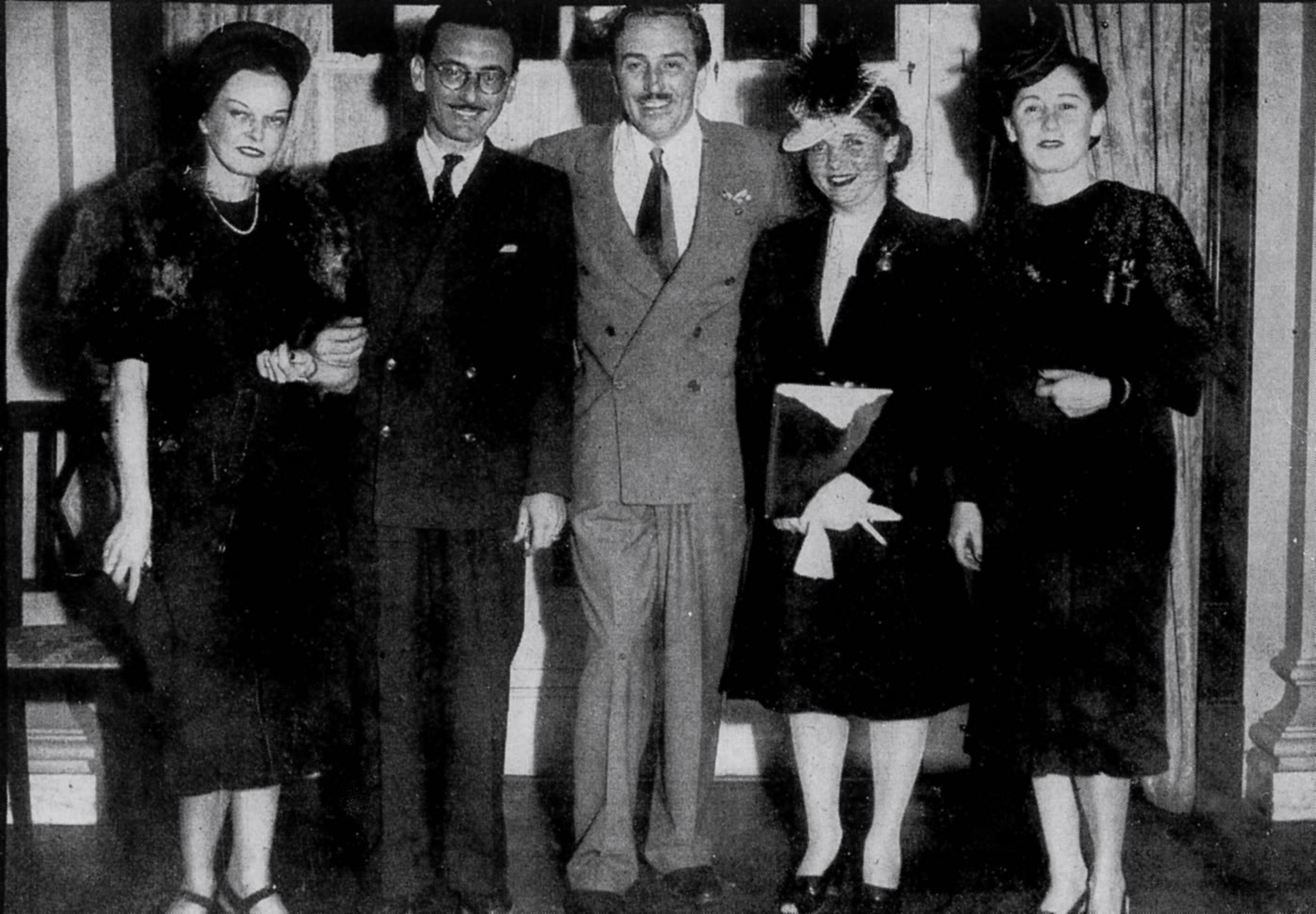 Ary Barroso (de óculos, o segundo da esquerda para a direita) ao lado de Walt Disney (ao centro), no Rio de Janeiro, em 1942, na visita que deu origem ao Zé Carioca · Foto: Autor desconhecido/revista A Cena Muda, via Hemeroteca Digital da Biblioteca Nacional (domínio público)