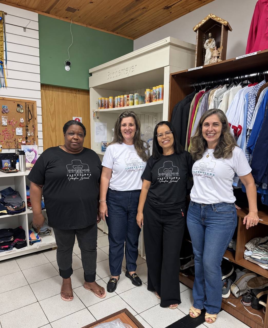 Voluntárias que atendem o Bazar Beneficente Fazendinha Padre Israel, no Mercadão Municipal · Foto: Rádio Cultura de Lavras