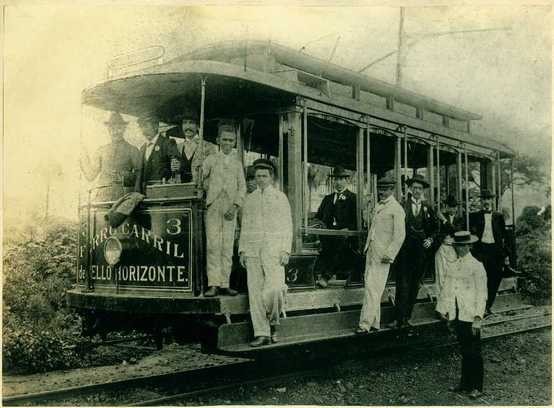 Um bonde aberto do Ferro Carril de Bello Horizonte em 1903, do mesmo tipo dos que rodaram em Lavras. Os de Lavras também eram abertos, de 11 bancadas (imagem ilustrativa) · Foto: Álvaro Américo Moreira Sales/Wikimedia Commons (CC BY-SA 4.0), acervo do Museu Histórico Abílio Barreto