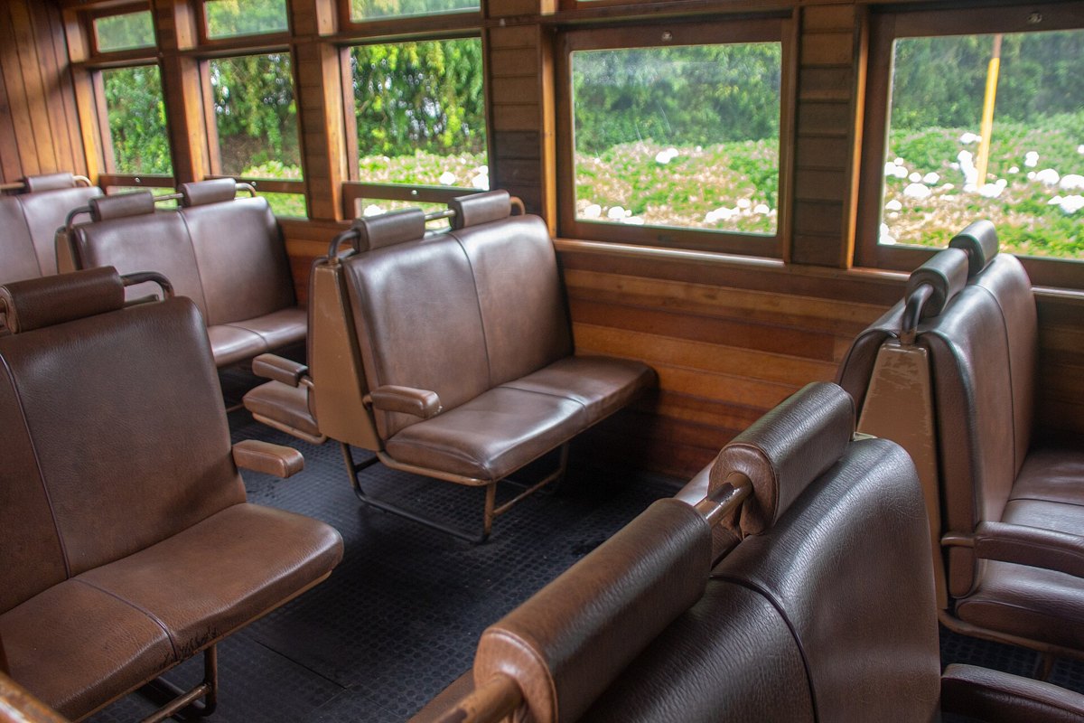O interior de um bonde antigo, com as bancadas de madeira e os bancos de encosto virável (imagem ilustrativa) · Foto: Mike Peel/Wikimedia Commons (CC BY-SA 4.0)