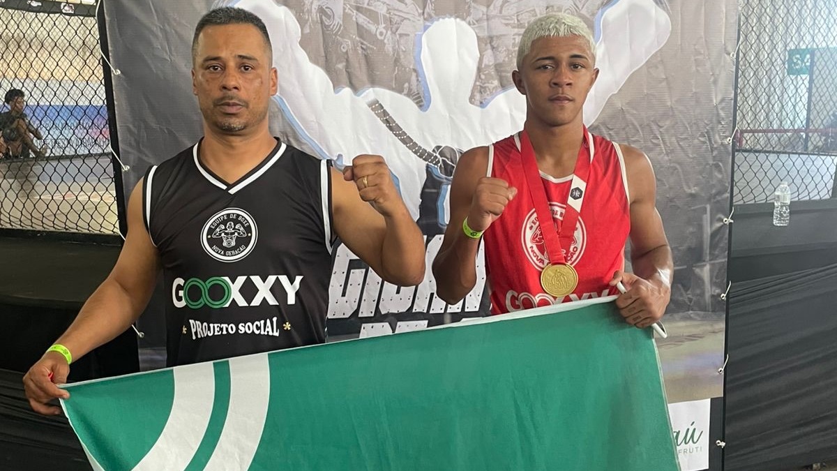 Lucas Miguel, à direita, com o professor Sidney Geovani da Silva, que o treina desde os 11 anos