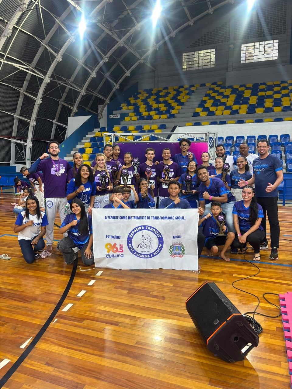 Delegação do Grupo Capoeira Tradição com a faixa do projeto em Piracicaba