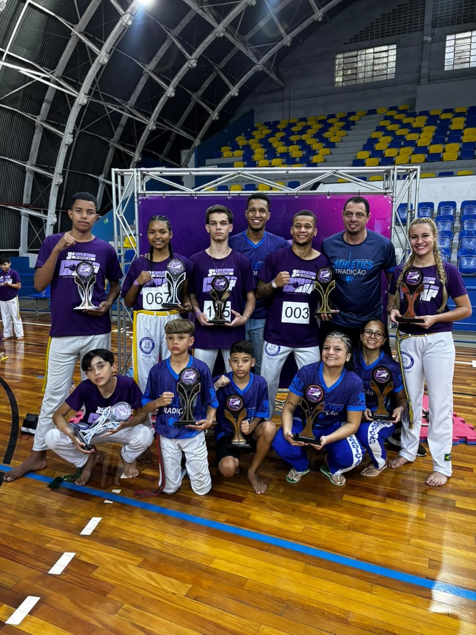 Os medalhistas do Athletics Tradição com os troféus conquistados na CICAP, em Piracicaba