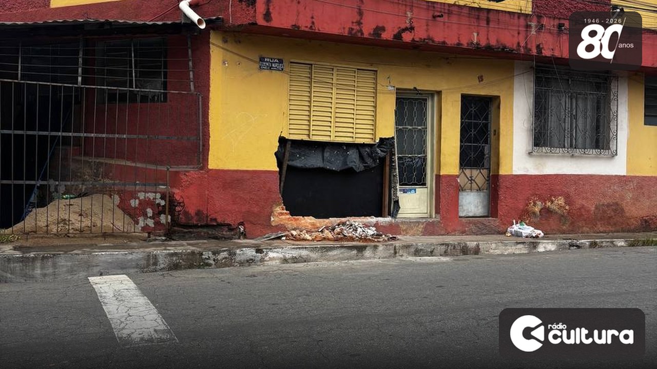 Carro invade casa no Jardim Glória, em Lavras, e casal espera a Defesa Civil