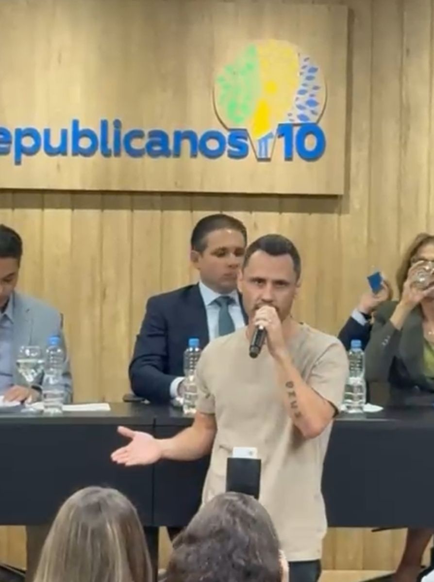 O senador Cleitinho Azevedo fala ao microfone durante a convenção nacional do Republicanos, em Brasília