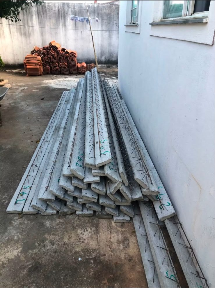 Material de construção no canteiro de obras do Centro de Referência