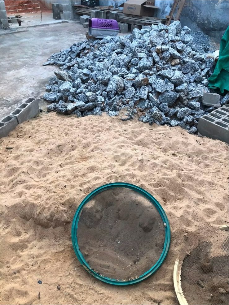 Areia e brita para a próxima etapa da obra