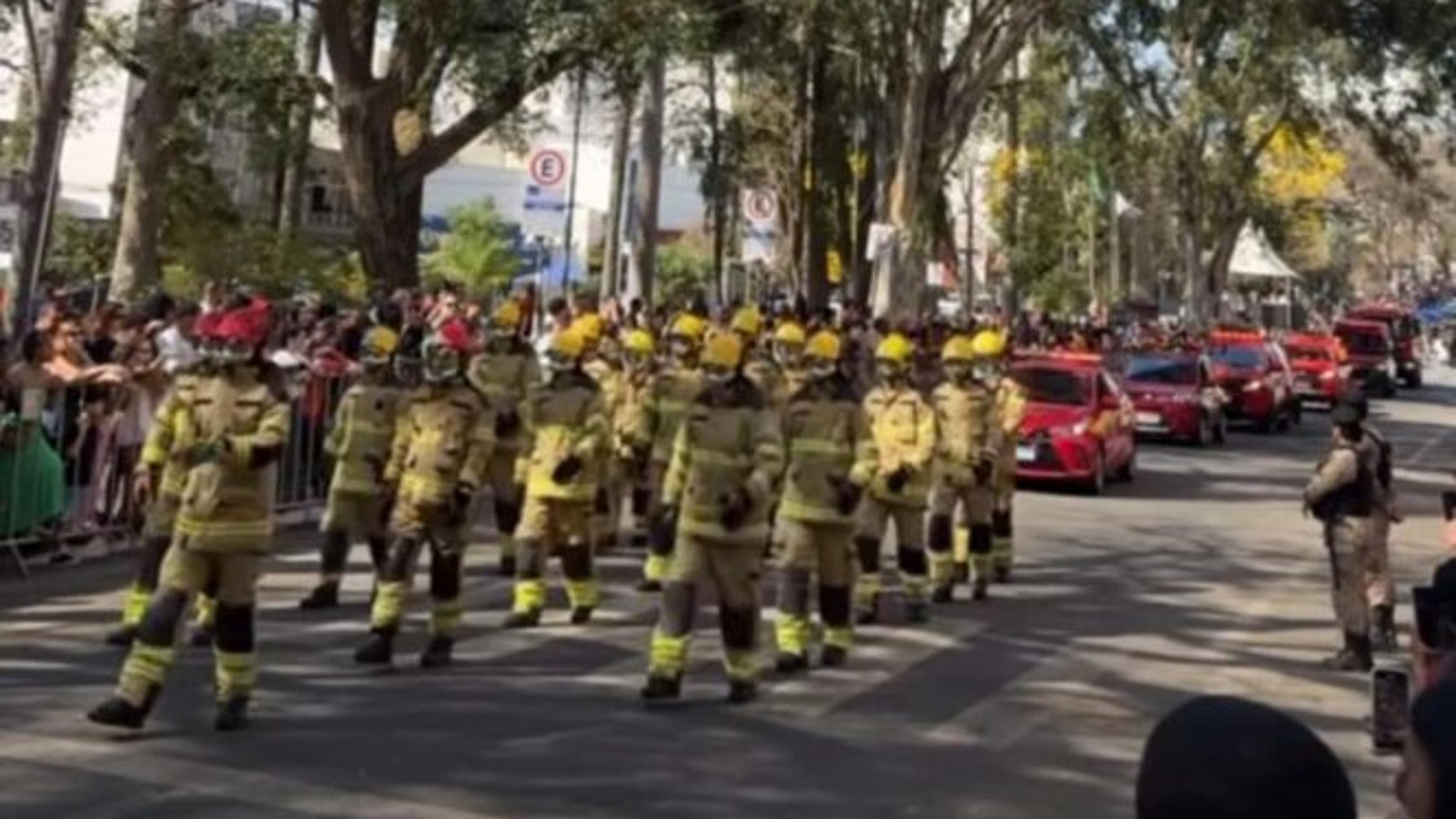 Pelotão do Corpo de Bombeiros desfila diante do público na Praça Dr. Augusto Silva, em Lavras