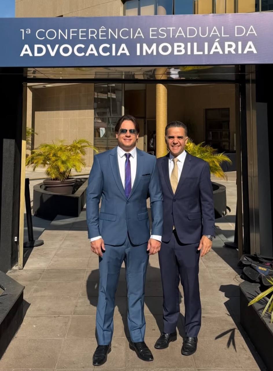 Garcia Gomes com Gustavo Chalfun, presidente da OAB-MG e também natural de Lavras, na entrada da conferência