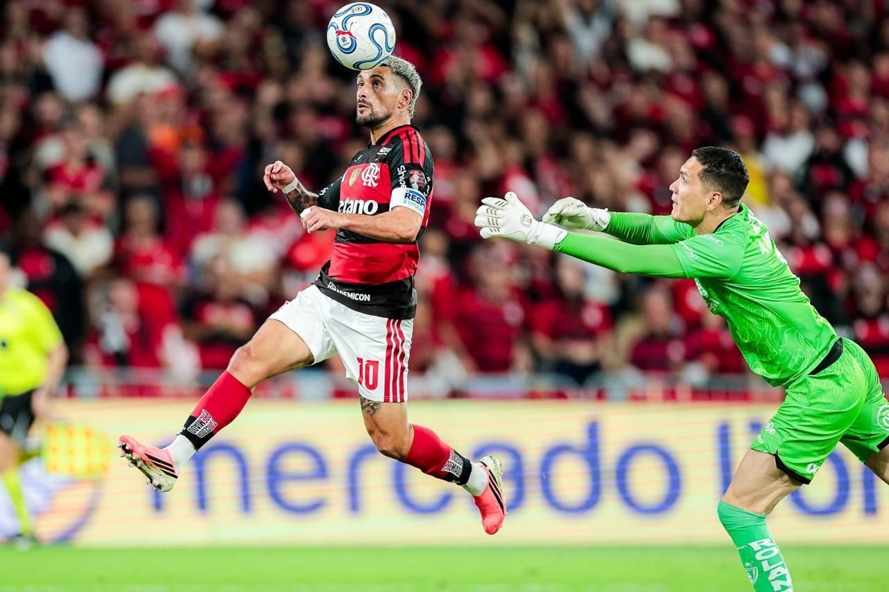 Arrascaeta em ação pelo Flamengo no Maracanã