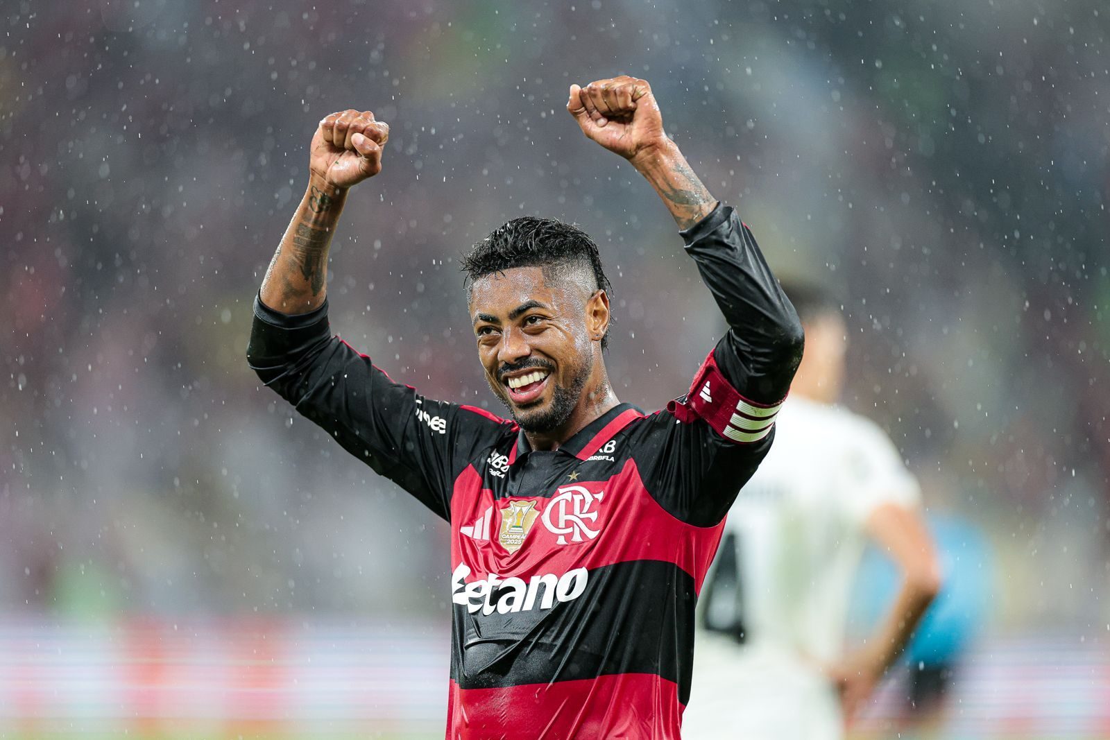 Bruno Henrique comemora a vitória no Maracanã depois de marcar o gol decisivo