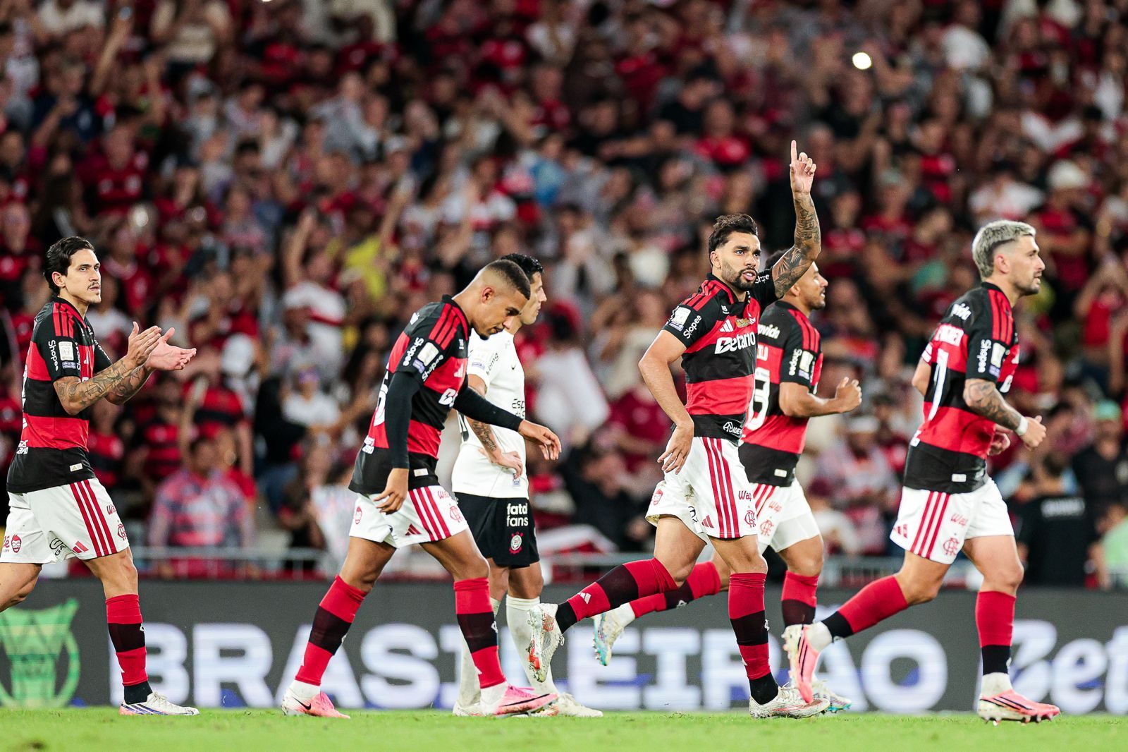 Paquetá comemora o gol com os companheiros diante da torcida no Maracanã