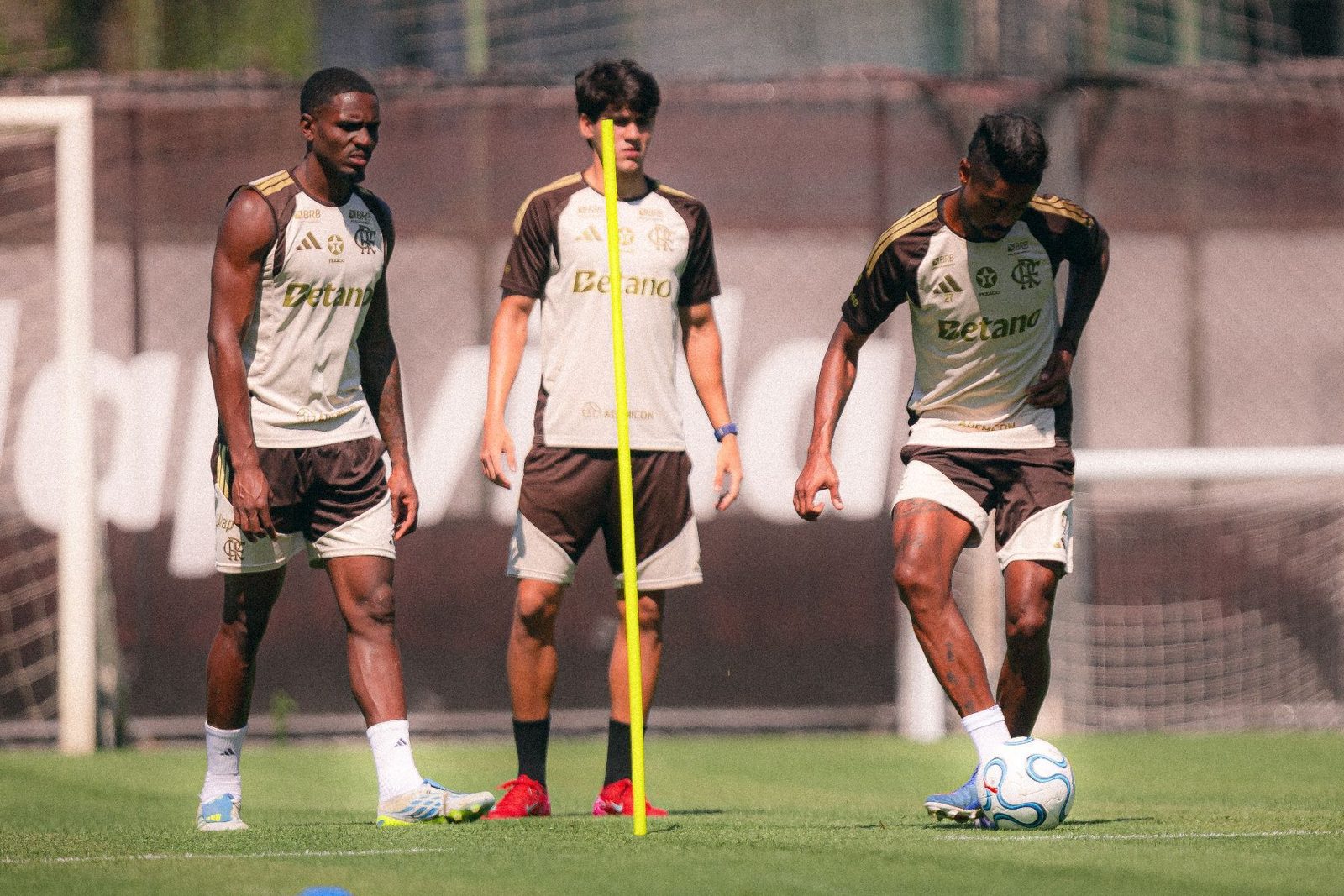 Bruno Henrique voltou a treinar em campo no Ninho do Urubu