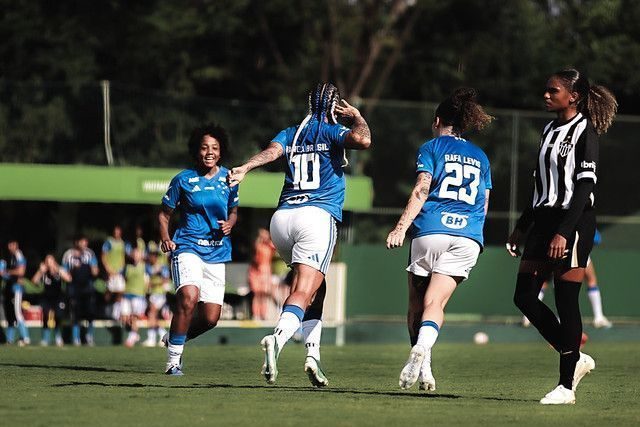 Byanca Brasil (10) comemora gol do Cruzeiro no clássico contra o Atlético, na Arena Gregorão