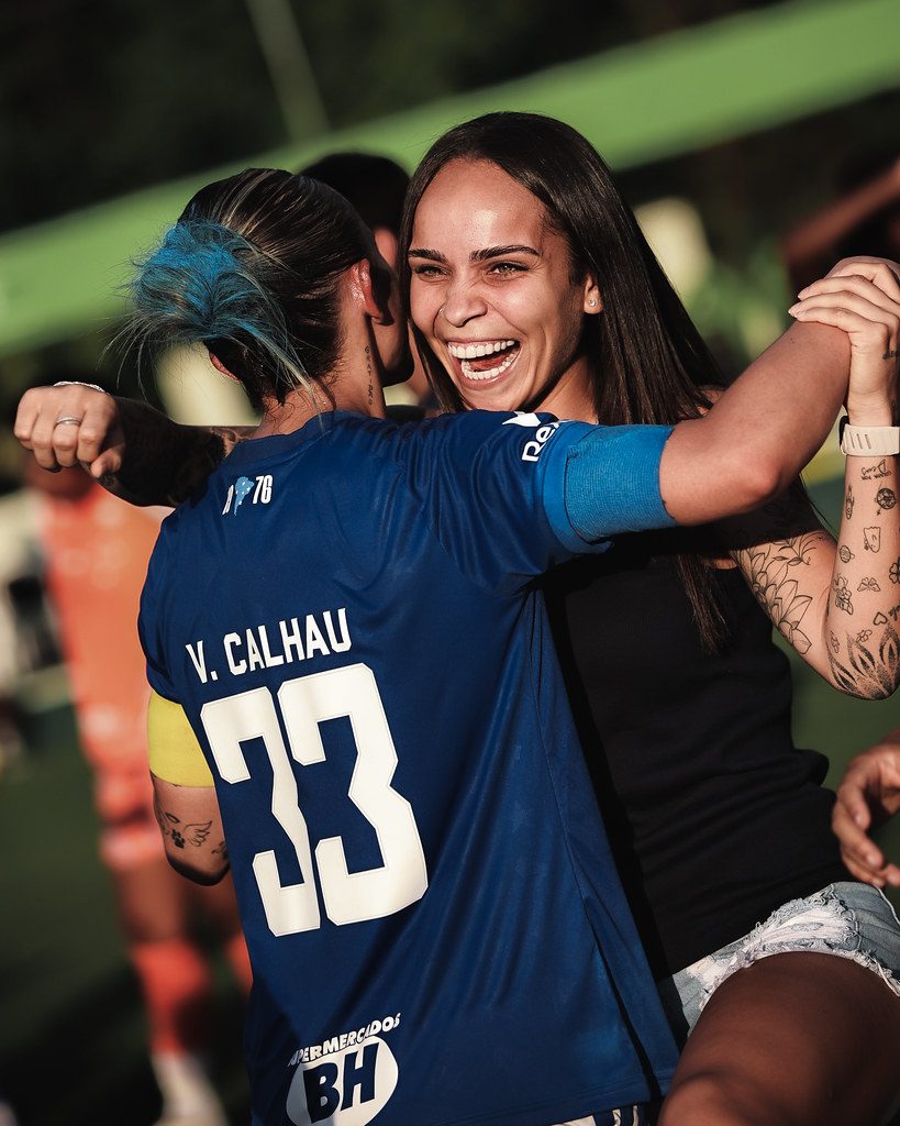 Vitória Calhau, autora do terceiro gol celeste, comemora a vitória com companheira de equipe