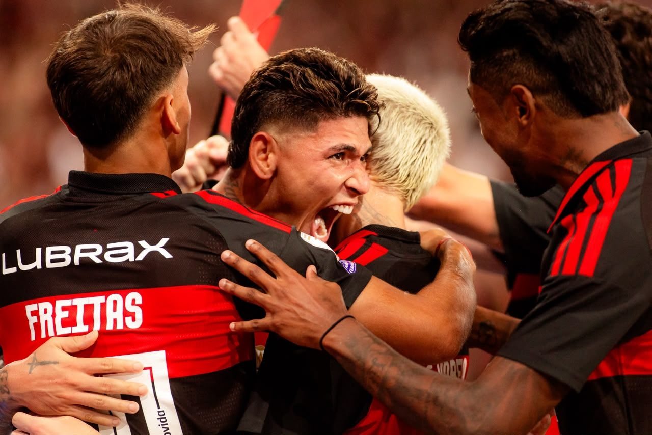 Jogadores do Flamengo abraçam Carrascal depois do gol no clássico