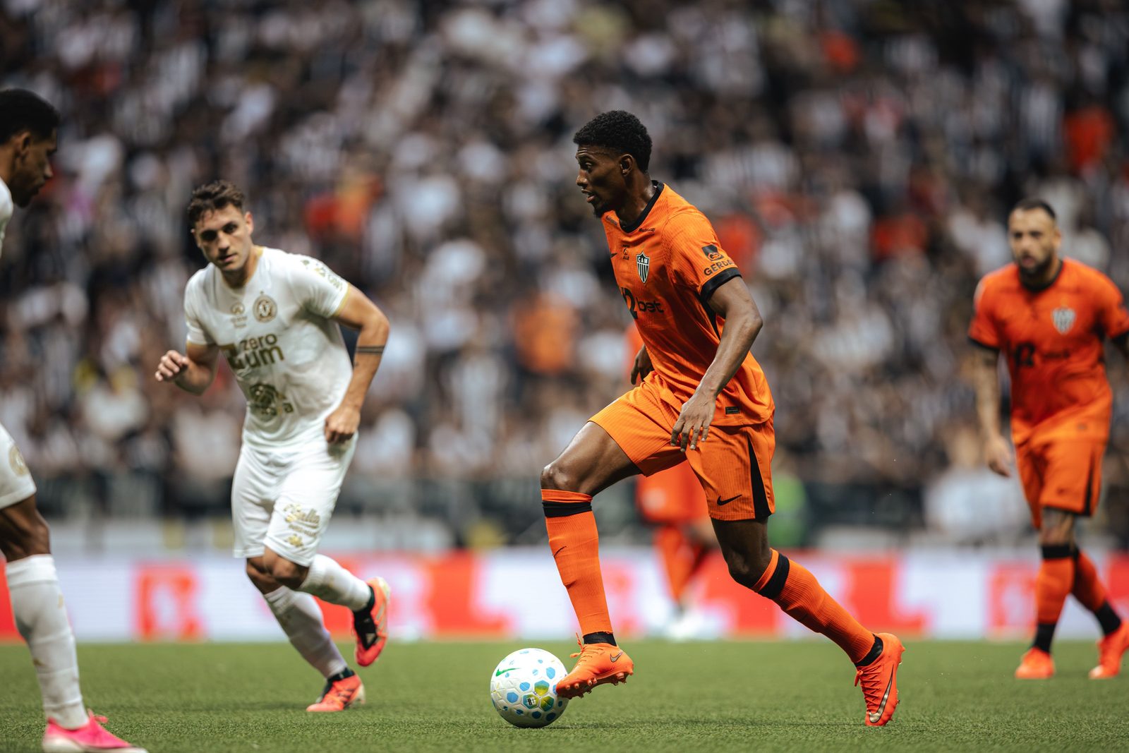 Cassierra, atacante do Atlético, na partida contra a Chapecoense, na Arena MRV