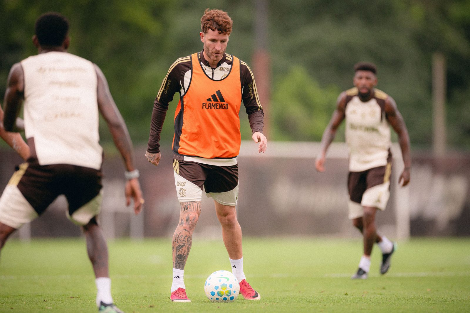 Elenco do Flamengo treina no Ninho do Urubu durante a pausa para a Data FIFA