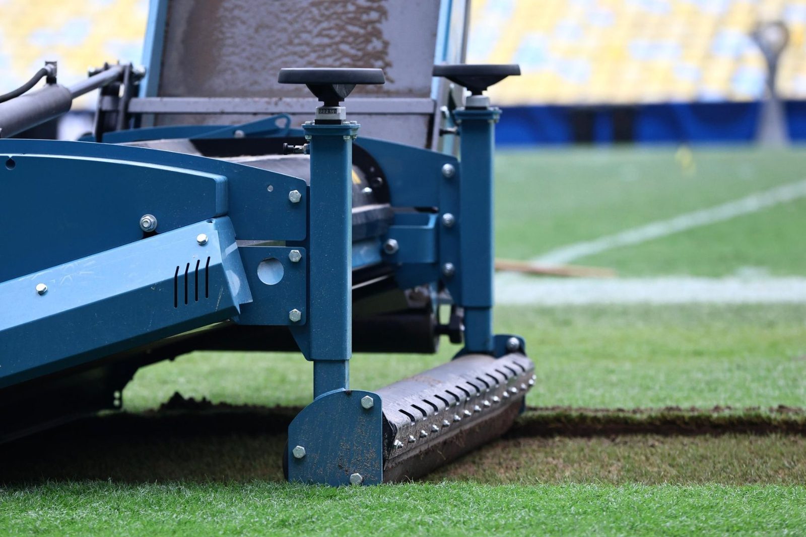 Maracanã começou a troca do gramado na segunda-feira (28)