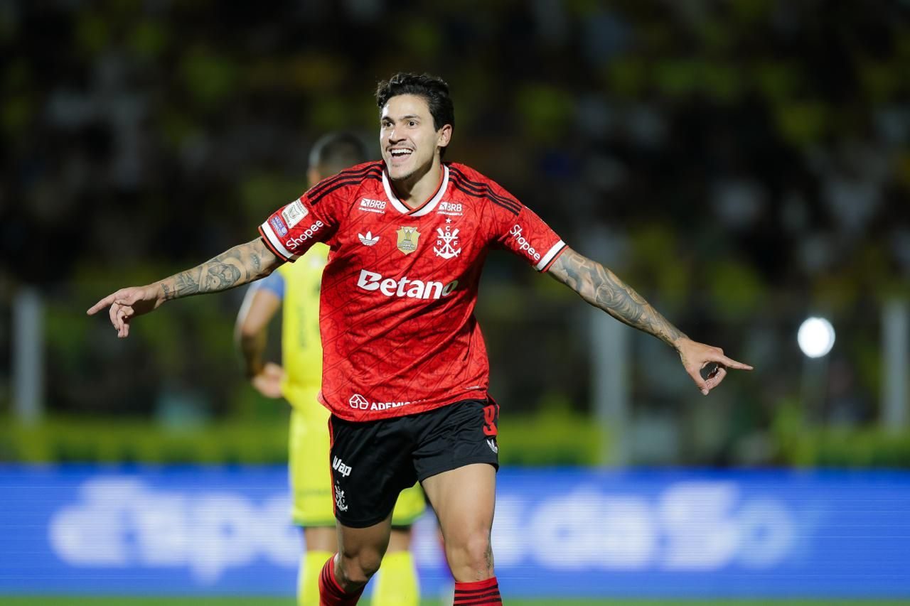 Pedro comemora: o centroavante marcou duas vezes no Maião