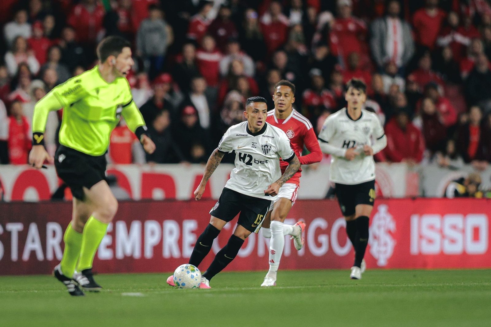 Atlético durante o confronto com o Internacional, no Beira-Rio