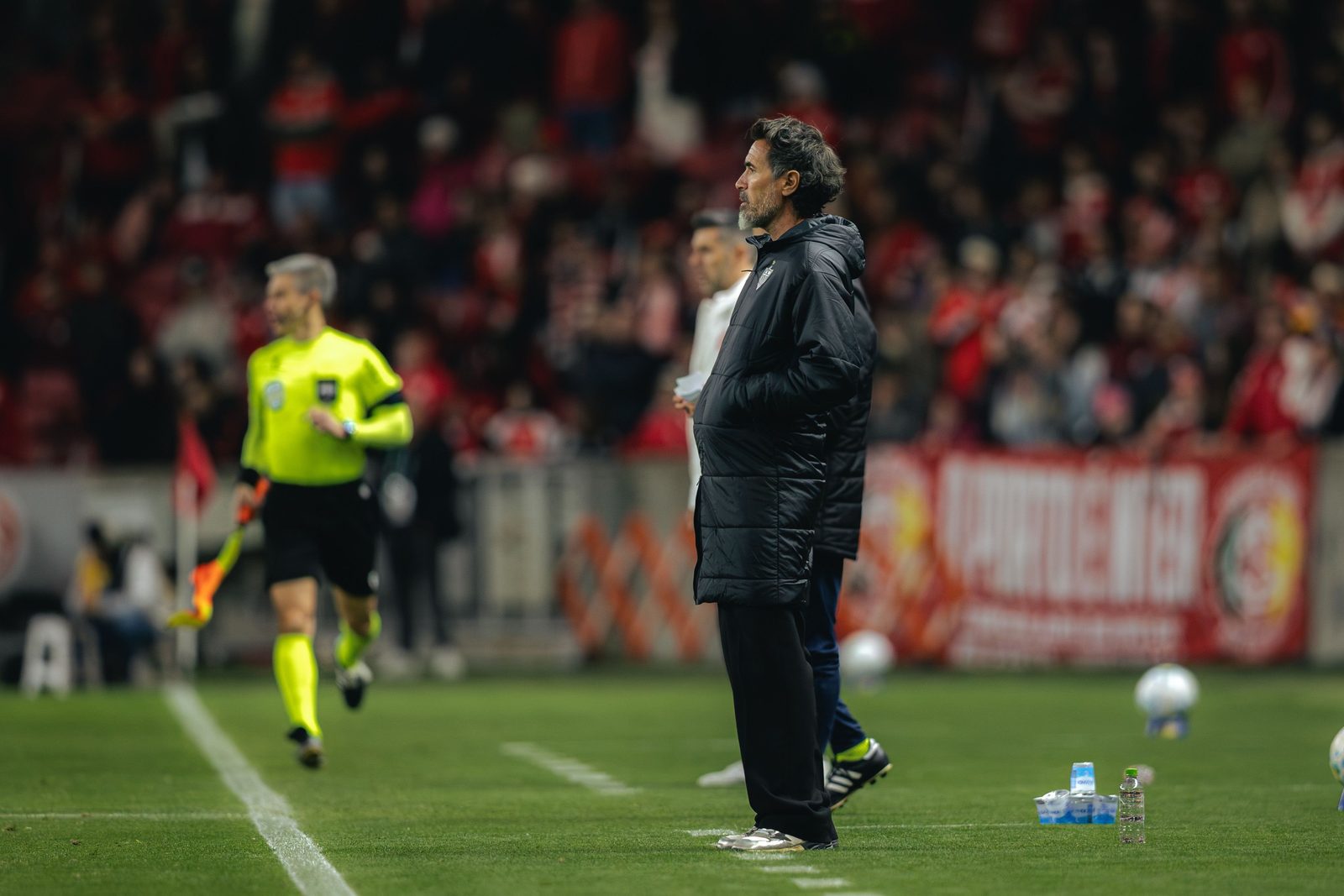 O técnico Eduardo Domínguez optou por um time mesclado em Porto Alegre