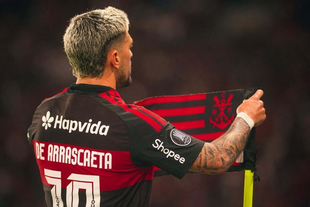 Arrascaeta fez de cabeça o gol que garantiu a vaga do Flamengo na semifinal