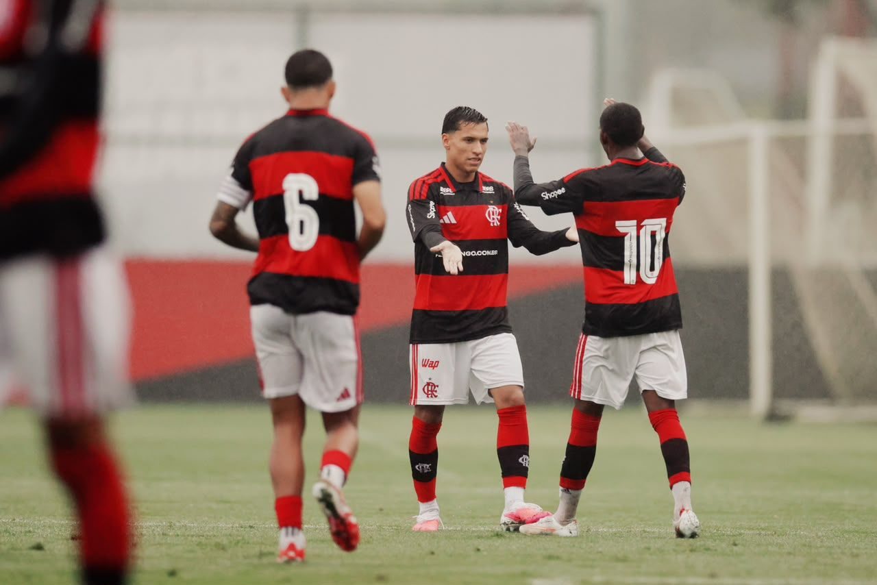 Jogadores do Flamengo Sub-20 comemoram gol na vitória por 3 a 0 sobre o Sampaio Corrêa, no CT George Helal