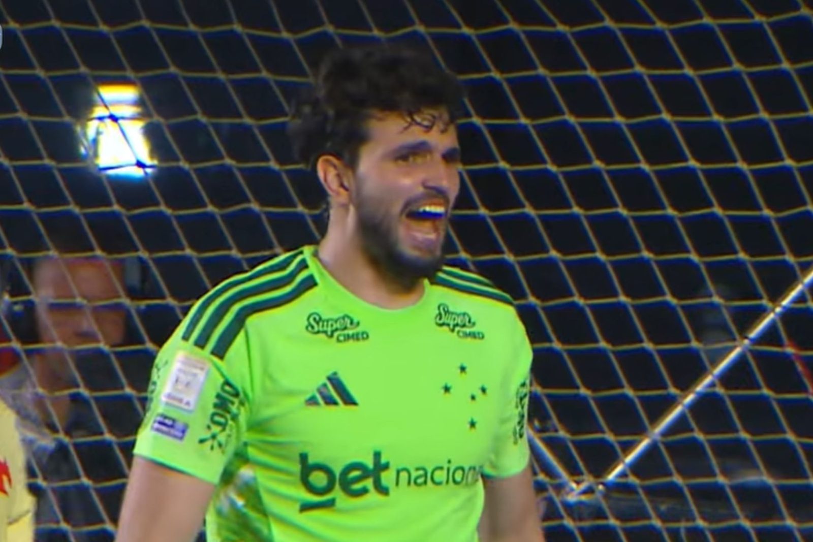 Otávio fez sete defesas e evitou uma derrota ainda maior da Raposa