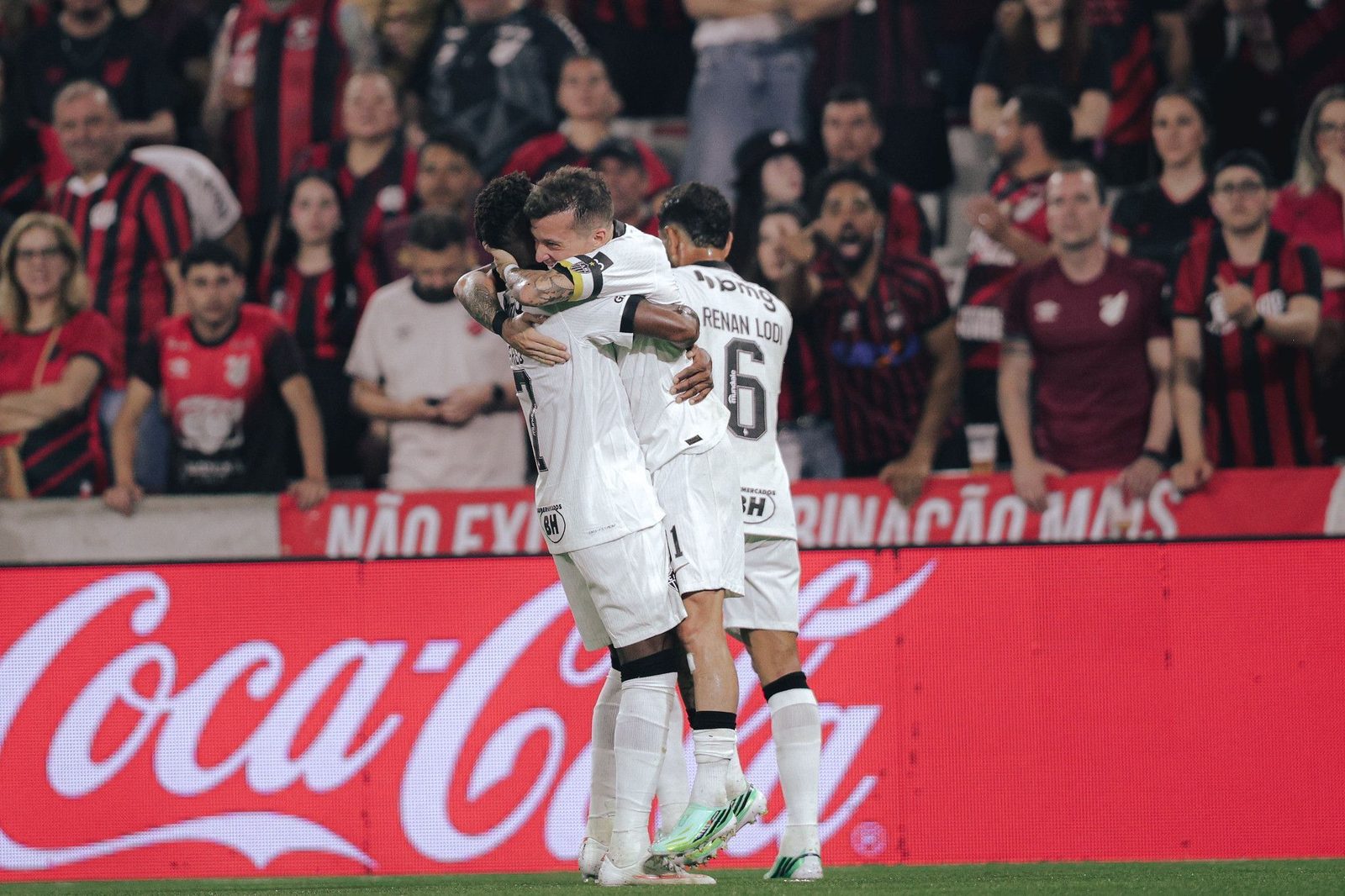 Jogadores do Atlético comemoram o gol de empate no primeiro tempo, na Arena da Baixada
