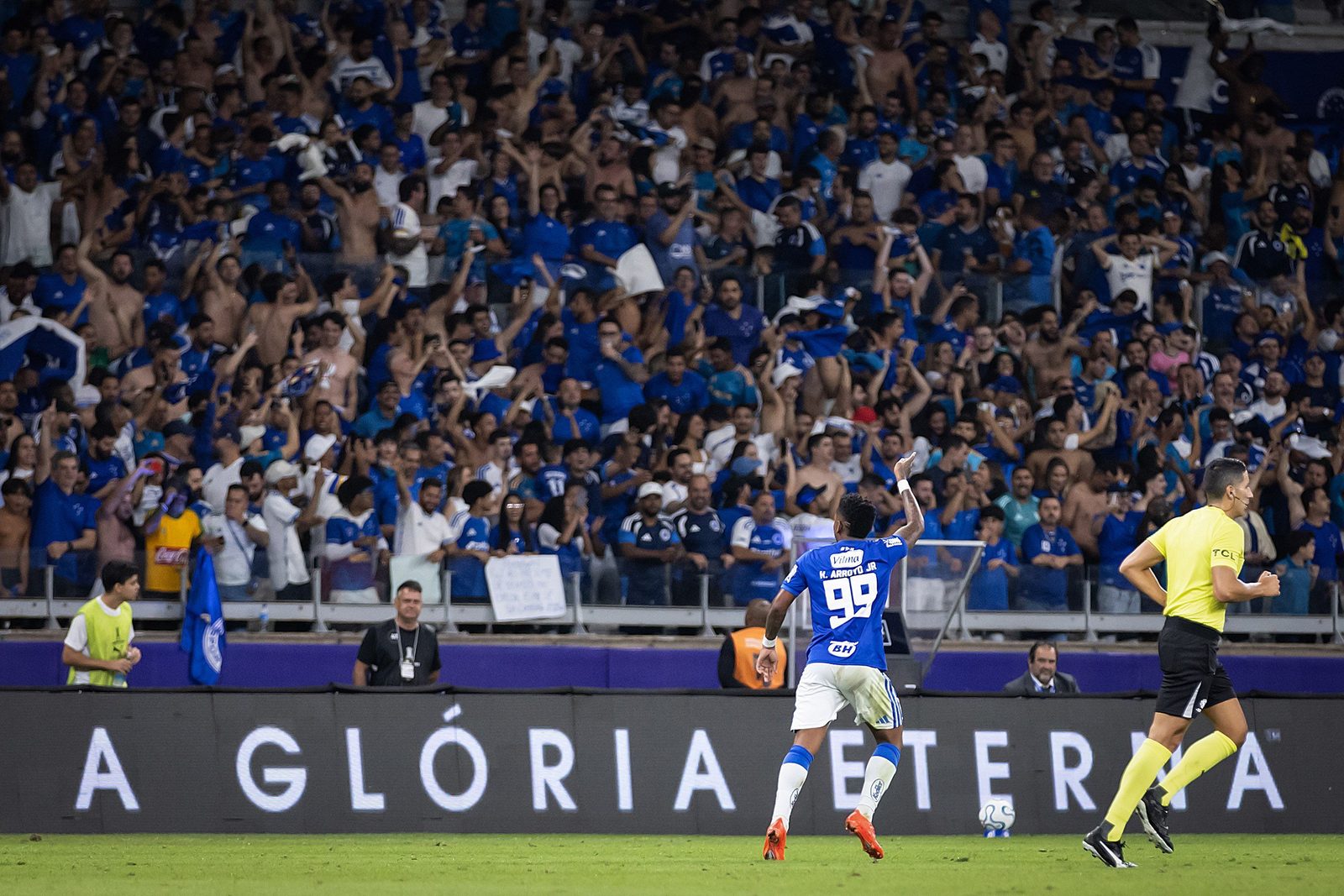 Arroyo comemora o gol do Cruzeiro no jogo de ida, no Mineirão