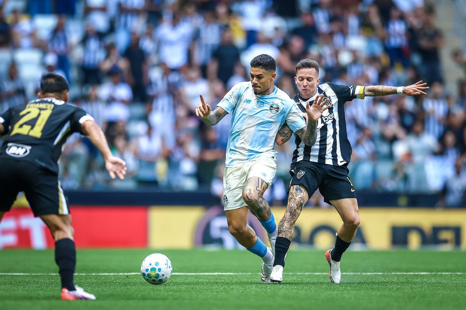 Bernard disputa a bola com Caíto em Atlético x Grêmio pelo Brasileirão